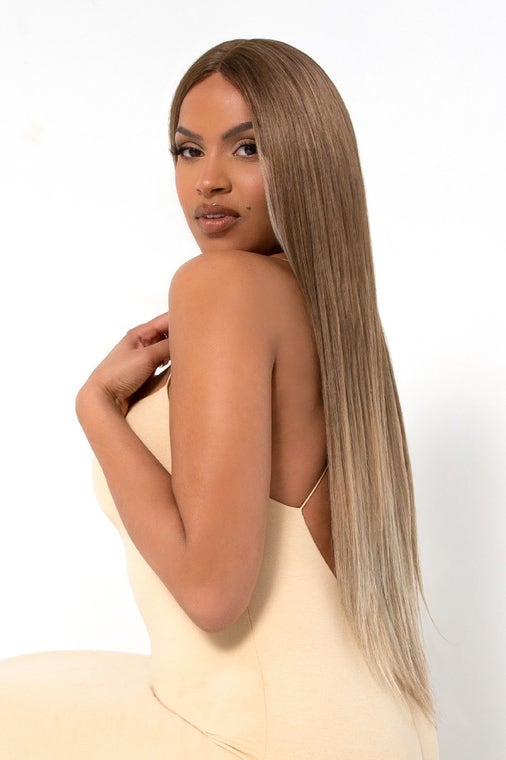 The Pia - Perruque Lace Front Blonde Balayage Face Droite au Poker